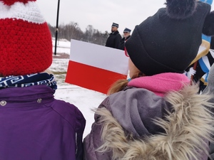 na zdjęciu widać przedszkolaków trzymających małe papierowe flagi