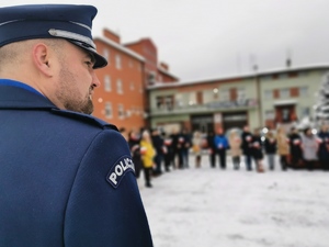 na zdjęciu widać komendanta policji, w tle pozostali uczestnicy uroczystości