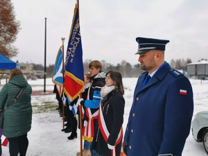 na zdjęciu widać komendanta Policji w Orzesza podczas uroczystości podniesienia flagi