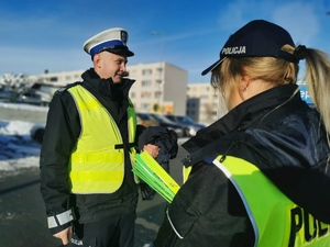 na zdjęciu policjant i policjantka podczas działań profilaktycznych przy centrum handlowym