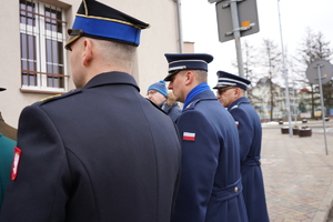 mundurowi stoją przed łaziskim pomnikiem