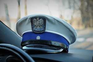 na zdjęciu widoczna czapka policjanta ruchu drogowego. Czapka leży na podszybiu