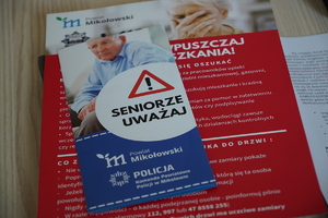 na zdjęciu widać leżące na stole ulotki dotyczące bezpieczeństwa seniorów