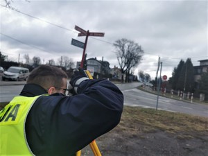 na zdjęciu prowadzący szkolenie pokazuje sposób obsługi tachimetru