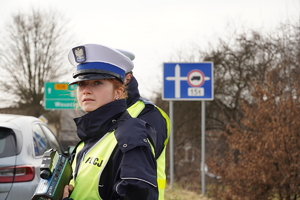 na zdjęciu widać policjantkę ruchu drogowego podczas kontroli w miejscowości Gostyń, obok niej policjant