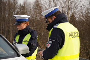 policjanci drogówki kontrolują kierującą osobowkę