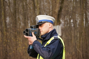 policjant drogówki podczas kontroli w miejscowości Orzesze