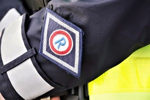 zbliżenie na znak R na kurtce policjanta ruchu drogowego