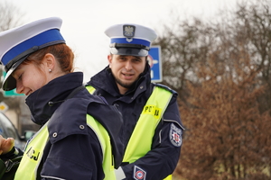 policjanci mikołowskiej drogówki podczas kontroli drogowej w miejscowości Orzesze