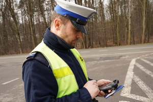 policjant drogówki kontroluje samochód ciężarowy