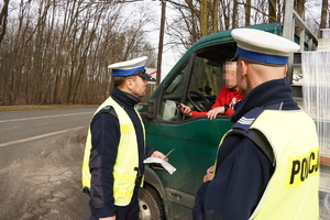 dwaj policjanci drogówki kontrolują kierującego ciężarówką