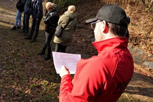 policyjny instruktor objaśnia uczestnikom szkolenia zasady poszczególnych ćwiczeń