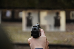 na zdjęciu widać wycelowaną w tarcze broń