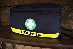 apteczka z napisem POLICJA