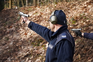 policjant w trakcie oddania strzału