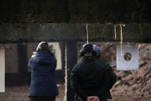 policjanci oddają strzały pod okiem instruktora