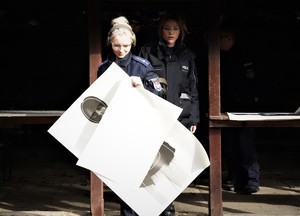 policjanta niesie papierowe tarcze