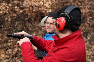 instruktor tłumaczy policjantowi prewencji właściwe ustawienie broni