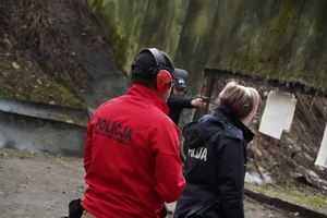 dwaj instruktorzy i policjanta podczas treningu