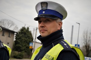 zdjęcie przedstawia policjanta drogówki w białej czapce