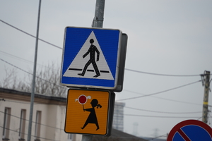 zdjęcie drogowe przedstawia znaki drogowe dotyczące pieszych