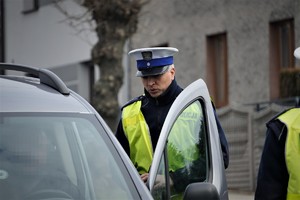 patrol drogówki kontroluje kierującego samochodem
