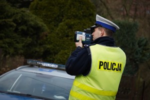 na zdjęciu widać policjanta drogówki podczas kontroli prędkości w Mikołowie