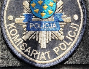 na zdjęciu widać fragment naszywki Komisariat Policji w Łaziskach Górnych