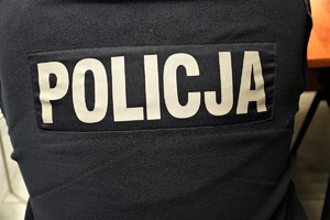 napis POLICJA na bluzie funckjonariusza