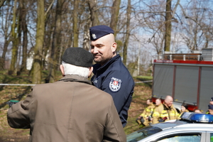 policjant rozmawia ze starszym mężczyzną