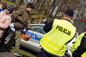 policjanci w odblaskowych kamizelkach podczas plenerowej zabawy w parku