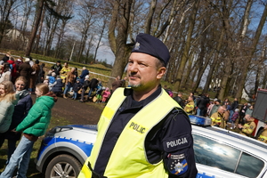 dzielnicowy Mariusz Sacawa podczas zabawy w parku