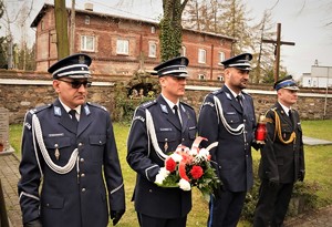 na zdjęciu widać trzech policjantów w mundurach galowych oraz komendanta straży pożarnej