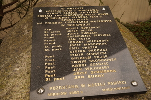 kamienny obelisk, a na nim nazwiska pomordowanych policjantów z terenu Mikołowa