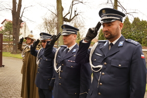 mundurowi oddają hołd poległym policjantom. Scena ma miejsce w Mikołowie, w dzielnicy Bujaków