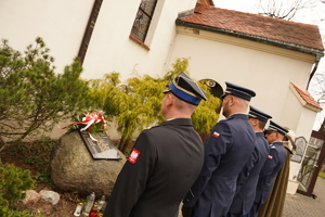 mundurowi oddają hołd poległym policjantom. Scena ma miejsce w Mikołowie, w dzielnicy Bujaków. Zdjęcie wykonane od tyłu