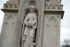 figurka matki boskiej na pomniku w Ornontowicach