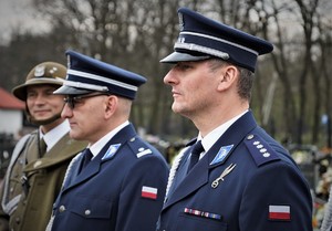 policjanci i żołnierz w mundurach galowych