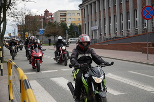 motocykliści jadą główną ulicą Łazisk Górnych