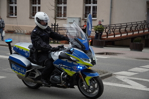 jadący na motocyklu policjant