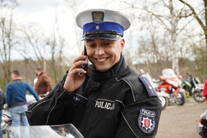 policjant drogówki rozmawia przez telefon