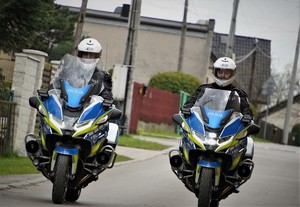 dwaj policjanci jadą na motocyklach