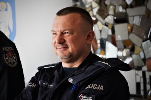 na zdjęciu dzielnicowy Mariusz Sacawa