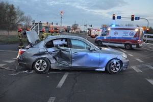 na zdjęciu widać rozbite BMW stojące na środku skrzyżowania