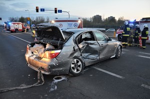 na zdjęciu widać samochód osobowy po kolizji z uszkodzoną karoserią, w tle centrum handlowe