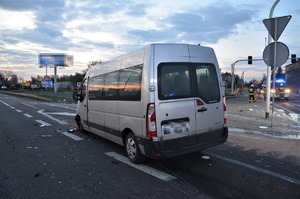 na zdjęciu widać busa marki renault, które stoi na środku skrzyżowania w Mikołowie