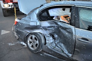 fragment uszkodzonej karoserii samochodu marki BMW