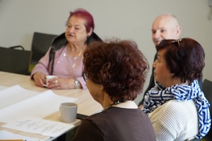 siedząca przy stoliku grupa seniorów z powiatu mikołowskiego