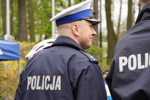 na zdjęciu widać dwóch policjantów drogówki, zdjęcie wykonane od tyłu