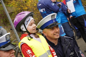 policjant pozuje do zdjęcia z małą dziewczynką